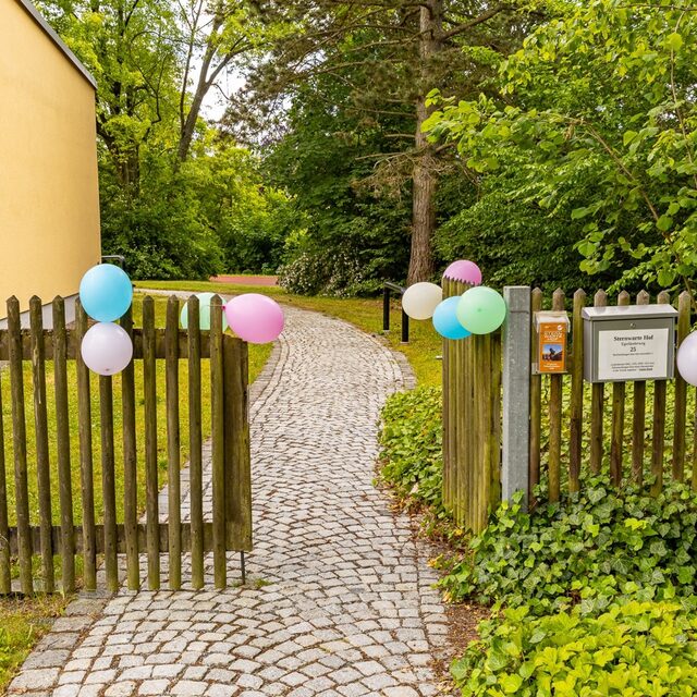 Luftballons markieren den Eingang zur Sternwarte.